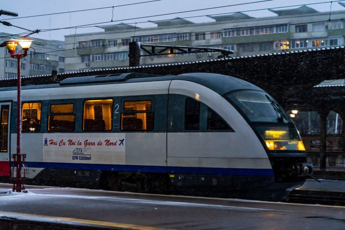 Vedere detaliată a trenului de iarnă. Tren pe peronul Gării de Nord București (Gara de Nord București) din București, România, 2021