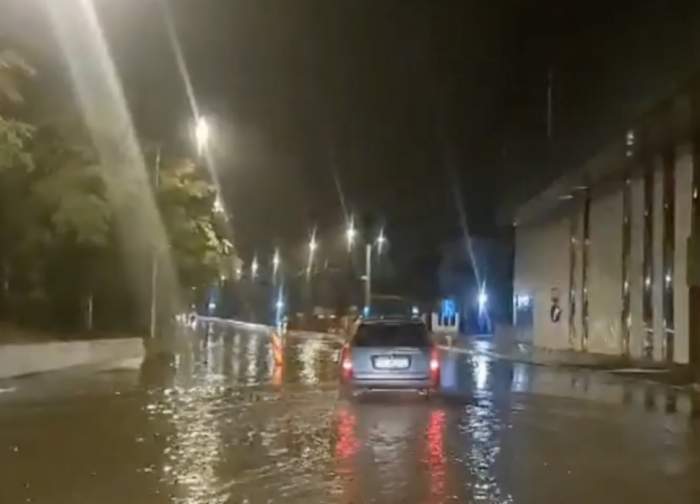 Inundaţiile au făcut prăpăd în mai multe judeţe din România! Zonele în care ploile torenţiale au inundat şoselele / FOTO