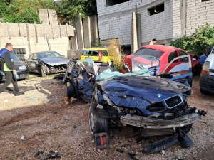 Imaginile groazei în Petroșani! Un șofer a distrus cinci mașini parcate. Tânărul de 21 de ani avea la el un obiect de preparare a drogurilor / FOTO