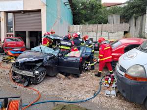 Imaginile groazei în Petroșani! Un șofer a distrus cinci mașini parcate. Tânărul de 21 de ani avea la el un obiect de preparare a drogurilor / FOTO