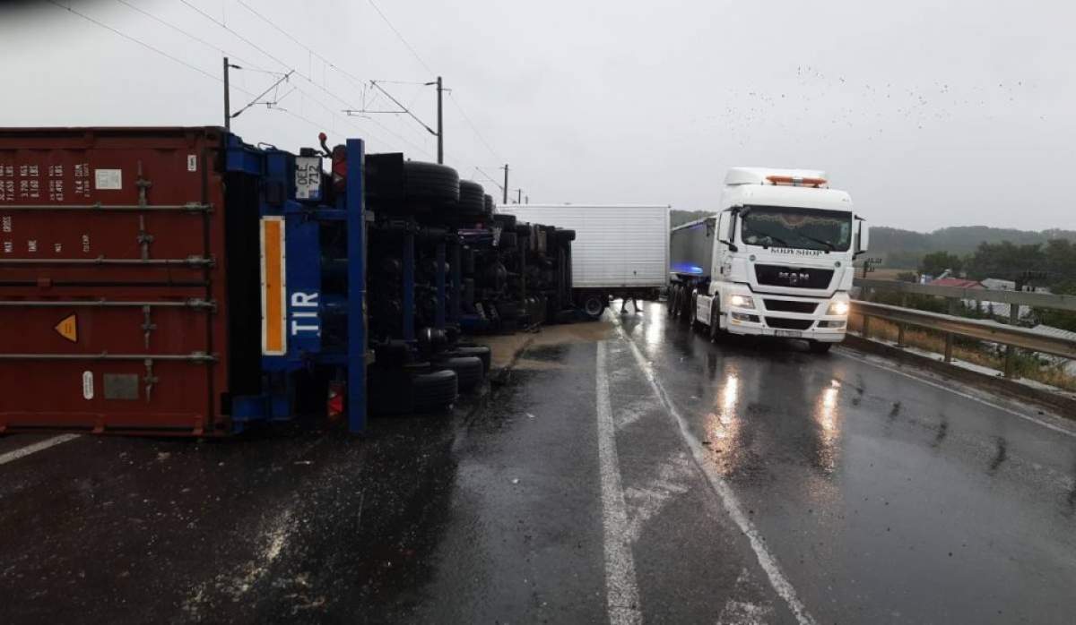 TIR-ul s-a răsturnat în urma impactului. TIR-ul răsturnat