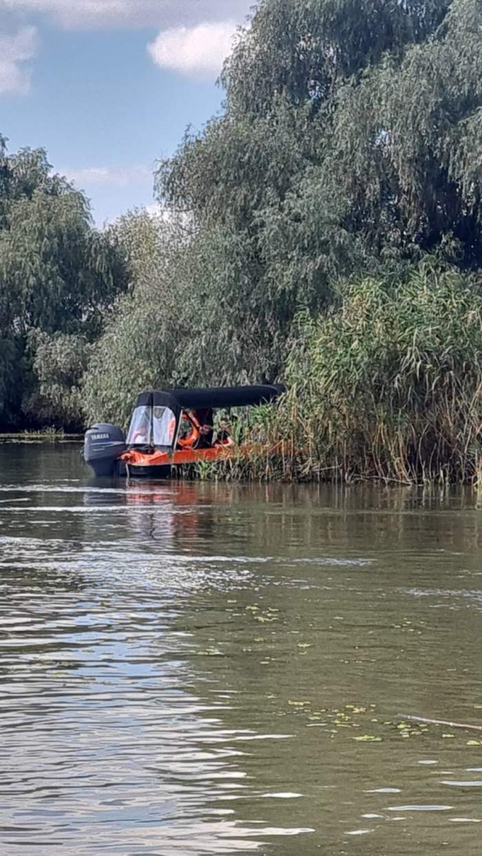Incident grav în Delta Dunării! Două bărci care transportau turiști s-au ciocnit. Un tânăr este de negăsit, după ce a căzut în apă / FOTO