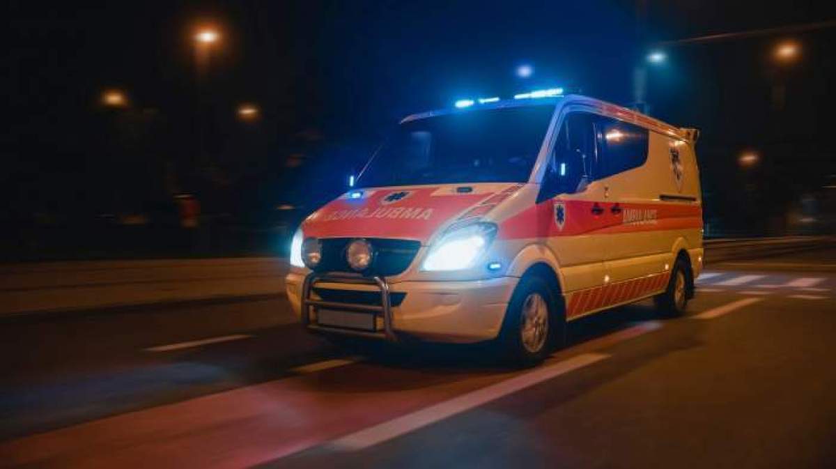 ambulanta semnale luminoase aprinse