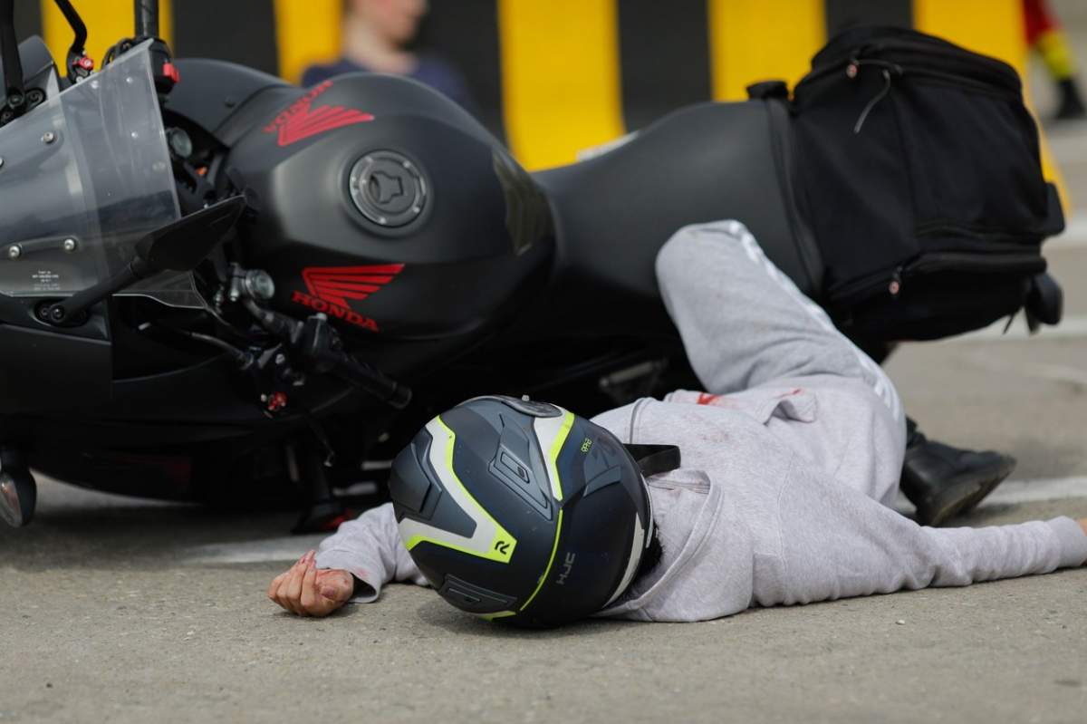 Victima accidentului de motocicletă în timpul unui exercițiu de antrenament al primului răspuns, pompierilor și paramedicilor din România.