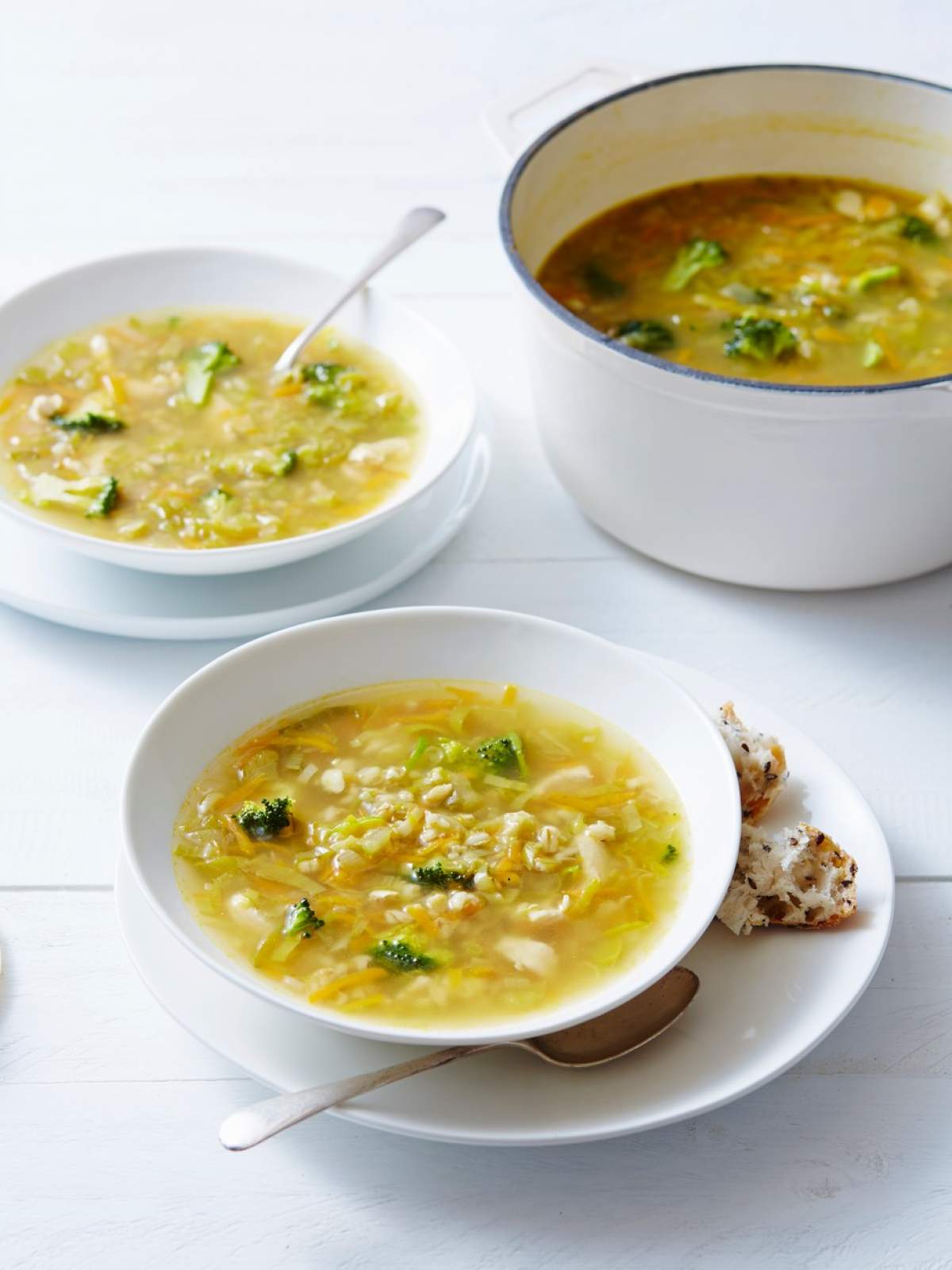 Fotografie cu supă de pui în oală și în castroane