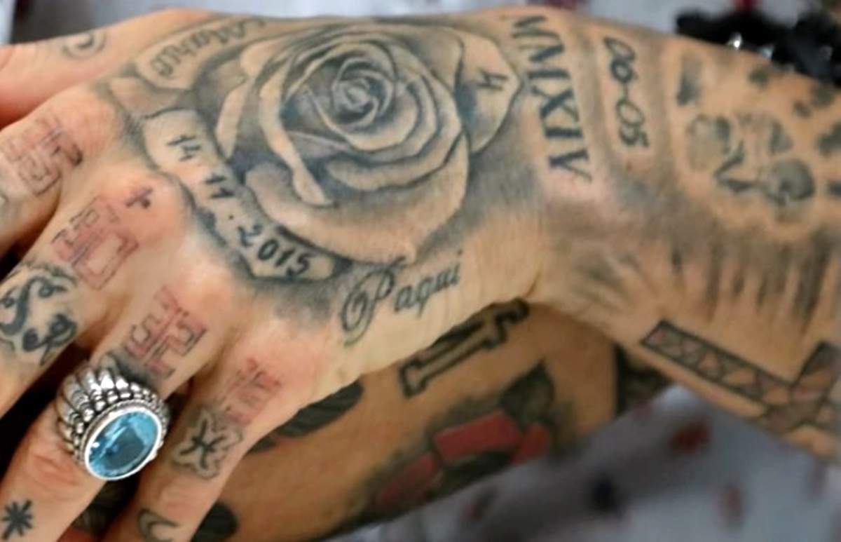 Fotografie cu mâna lui Sergio Ramos, care este plină de tatuaje