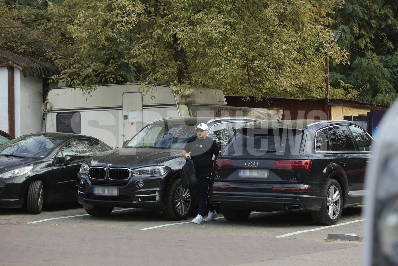 A încercat să se camufleze, dar oricând îl pot recunoaște oamenii! Ce-i drept, n-ai cum să te ascunzi atunci când ești Marcel Pavel / PAPARAZZI