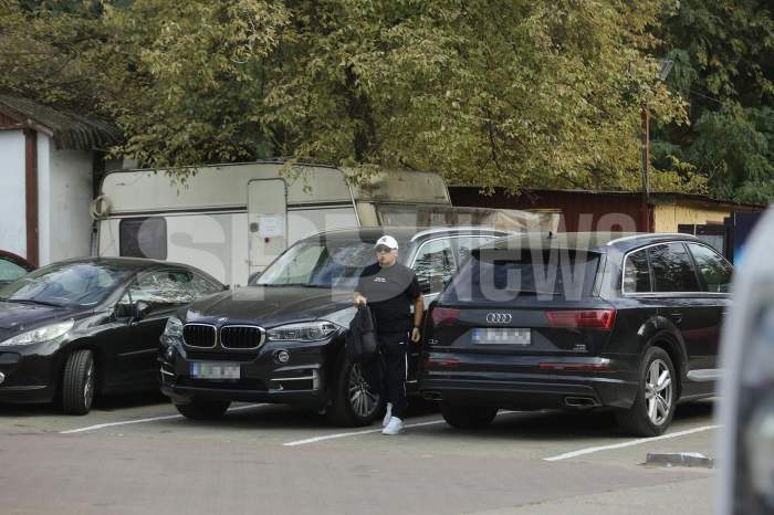 A încercat să se camufleze, dar oricând îl pot recunoaște oamenii! Ce-i drept, n-ai cum să te ascunzi atunci când ești Marcel Pavel / PAPARAZZI