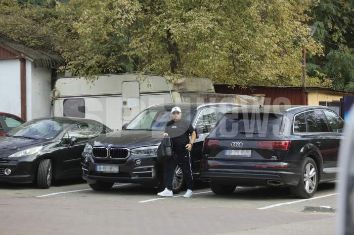 A încercat să se camufleze, dar oricând îl pot recunoaște oamenii! Ce-i drept, n-ai cum să te ascunzi atunci când ești Marcel Pavel / PAPARAZZI