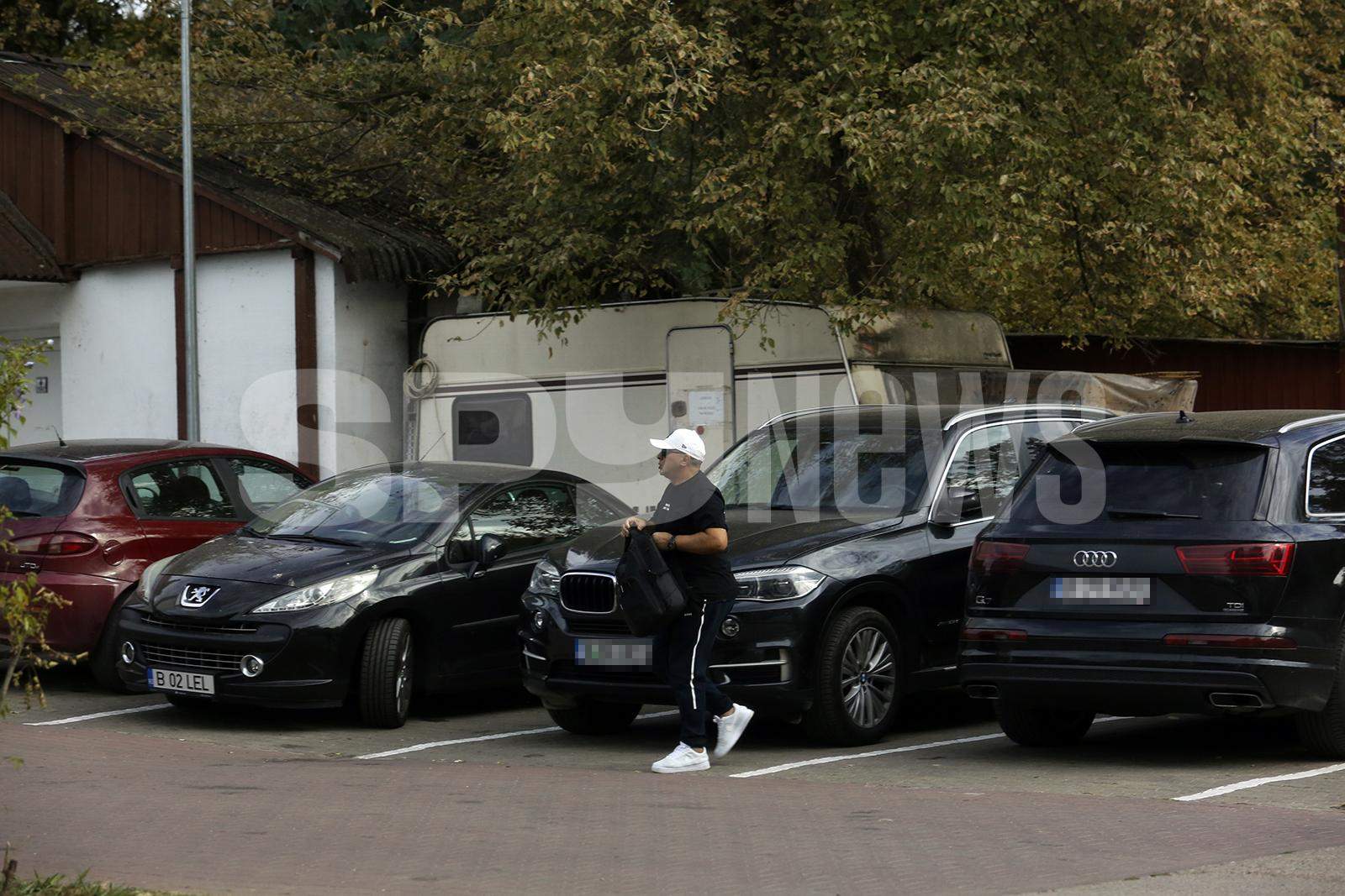 A încercat să se camufleze, dar oricând îl pot recunoaște oamenii! Ce-i drept, n-ai cum să te ascunzi atunci când ești Marcel Pavel / PAPARAZZI