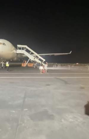 Mai mulți pasageri au intrat cu forța într-un avion, după ce zborul a fost anulat două zile la rând. Imaginile au devenit virale pe internet / VIDEO