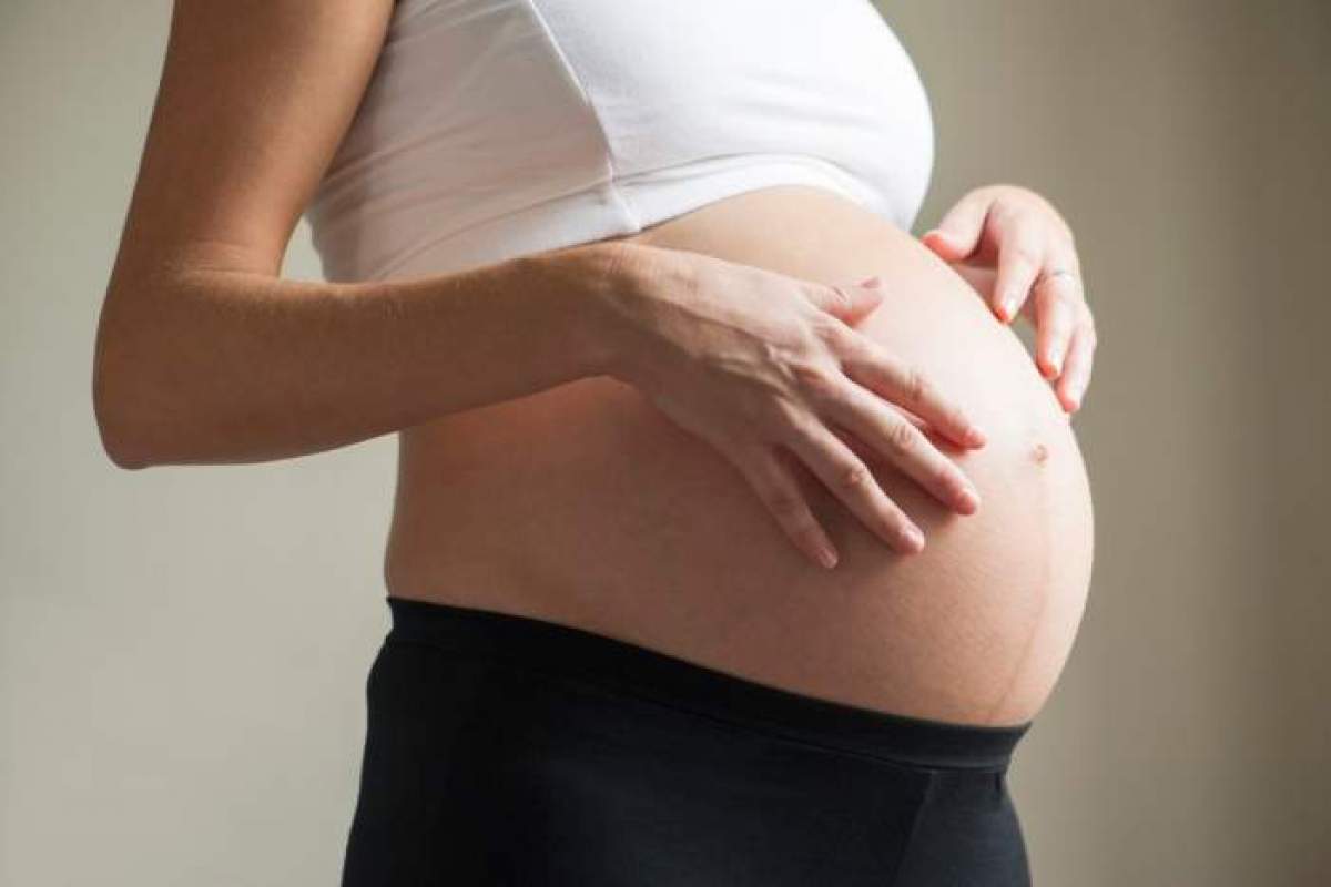 O femeie însărcinată