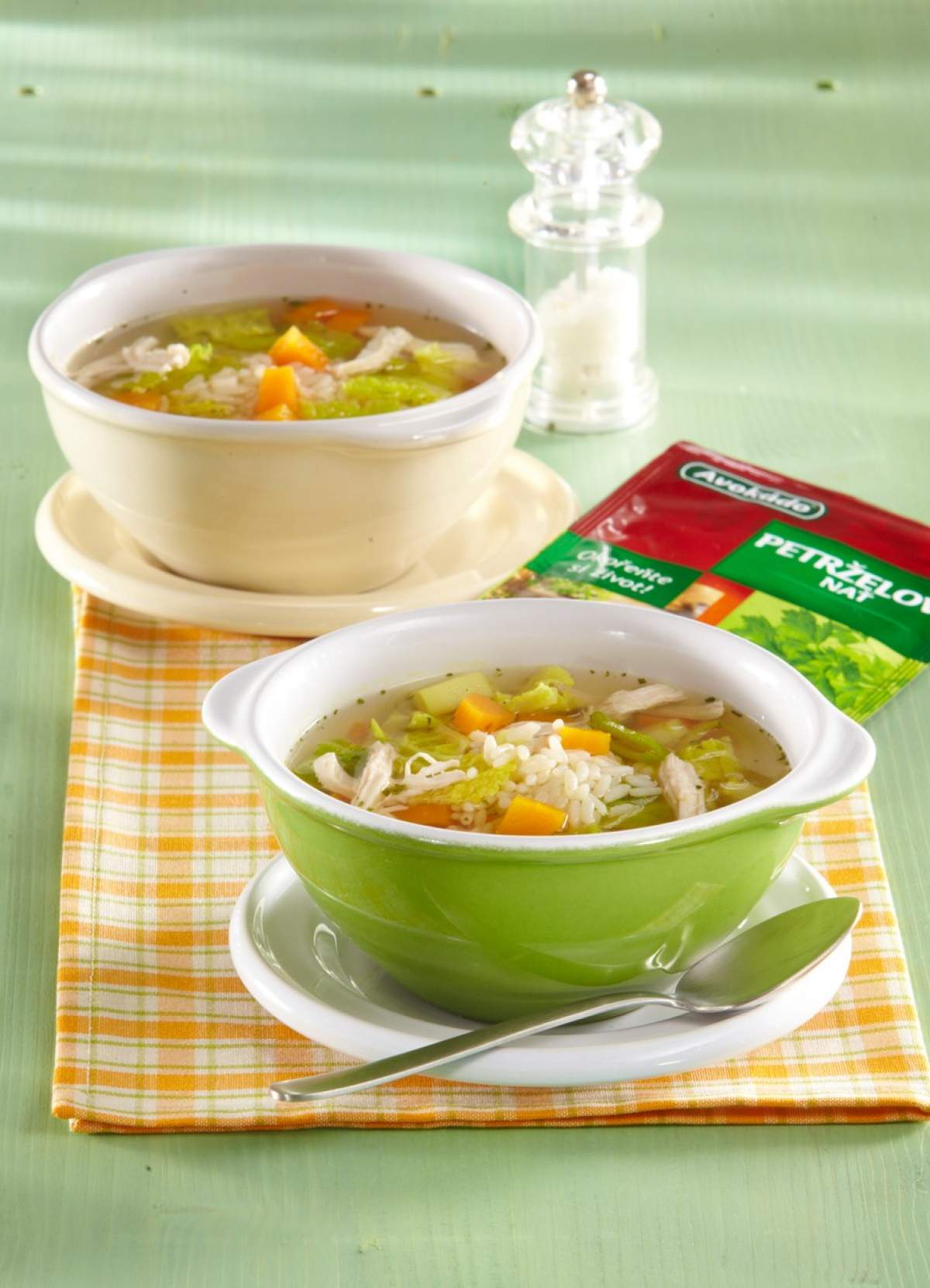 Fotografie cu două castroane de supă pe masă