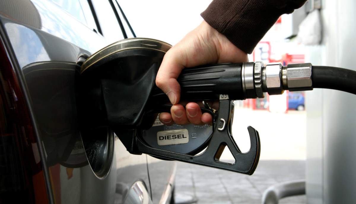 Pompa cu benzina care alimentează mașină, la o benzinărie Vești proaste pentru șoferii din România! Finalul lunii septembrie aduce o majorare la prețul carburanților. Cât costă astăzi, 25 septembrie 2023, benzina și motorina