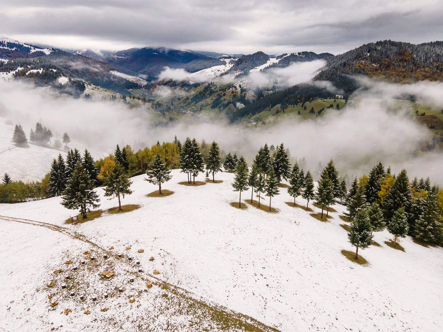 Locul din România unde se află leagănul care atinge cerul. Peisajul este de vis / FOTO