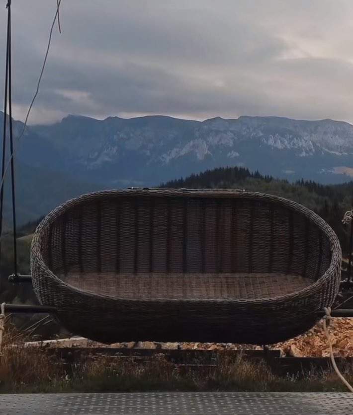 Locul din România unde se află leagănul care atinge cerul. Peisajul este de vis / FOTO