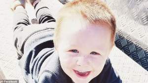 Un copil de 3 ani a murit după ce a fost călcat cu mașina de propriul tată. Bărbatul l-a lovit din greșeală pe fiul lui: „I-am dat viață și i-am luat-o” / FOTO