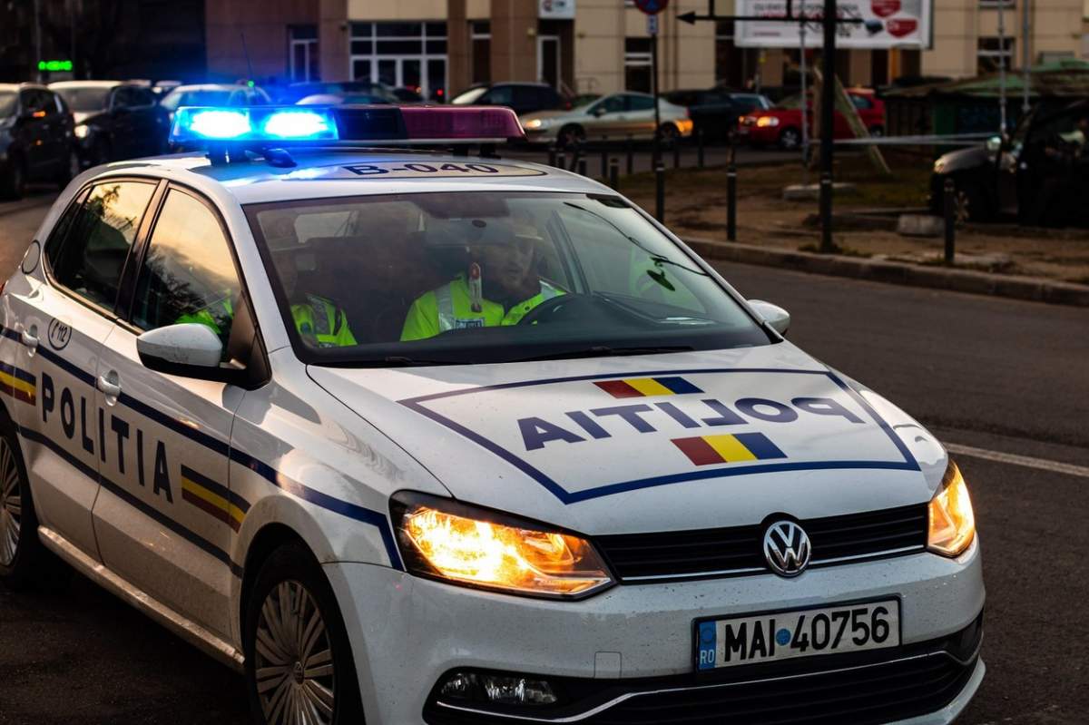 masina de politie semnale luminoase pornite