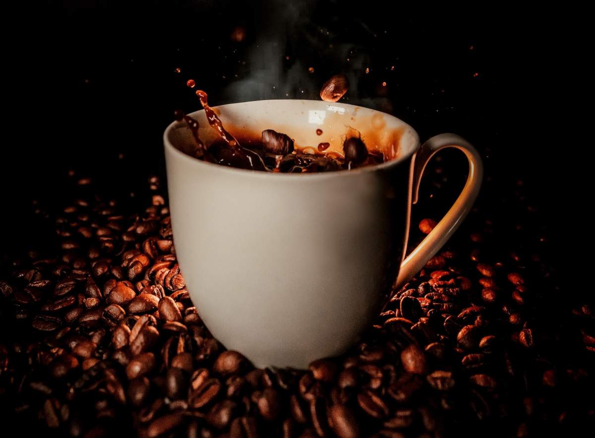 o cească de cafea și boabe de cafea