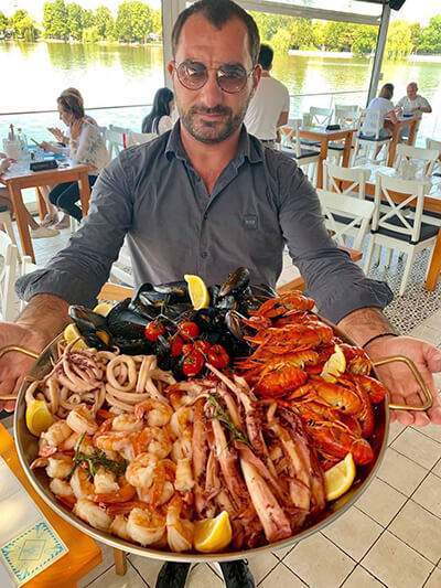 Pescobar și fructe de mare în mână