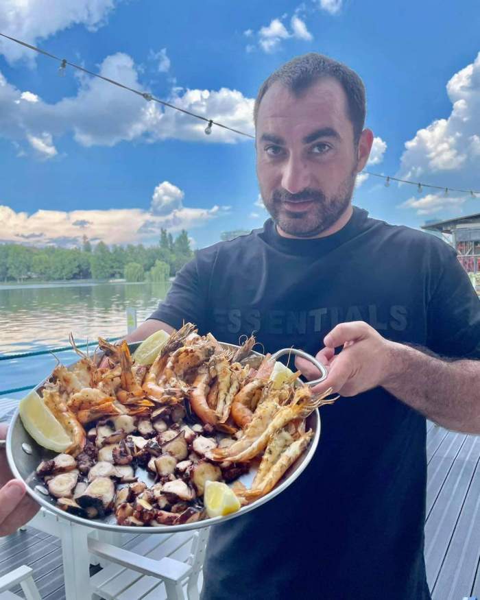 Pescobar și fructe de mare în mână