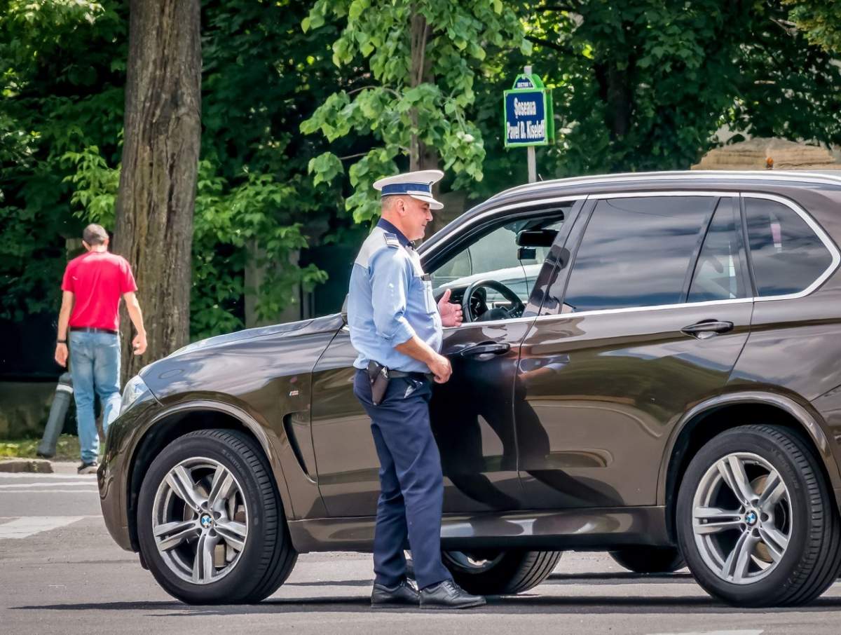 Polițist oprind o mașină bmw