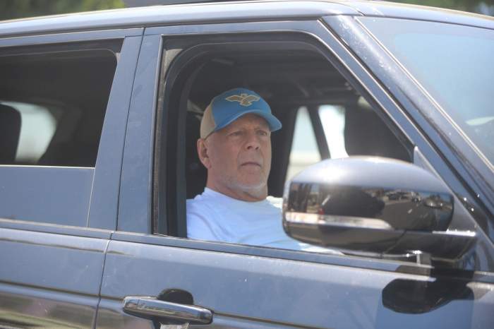 Bruce Willis în mașină