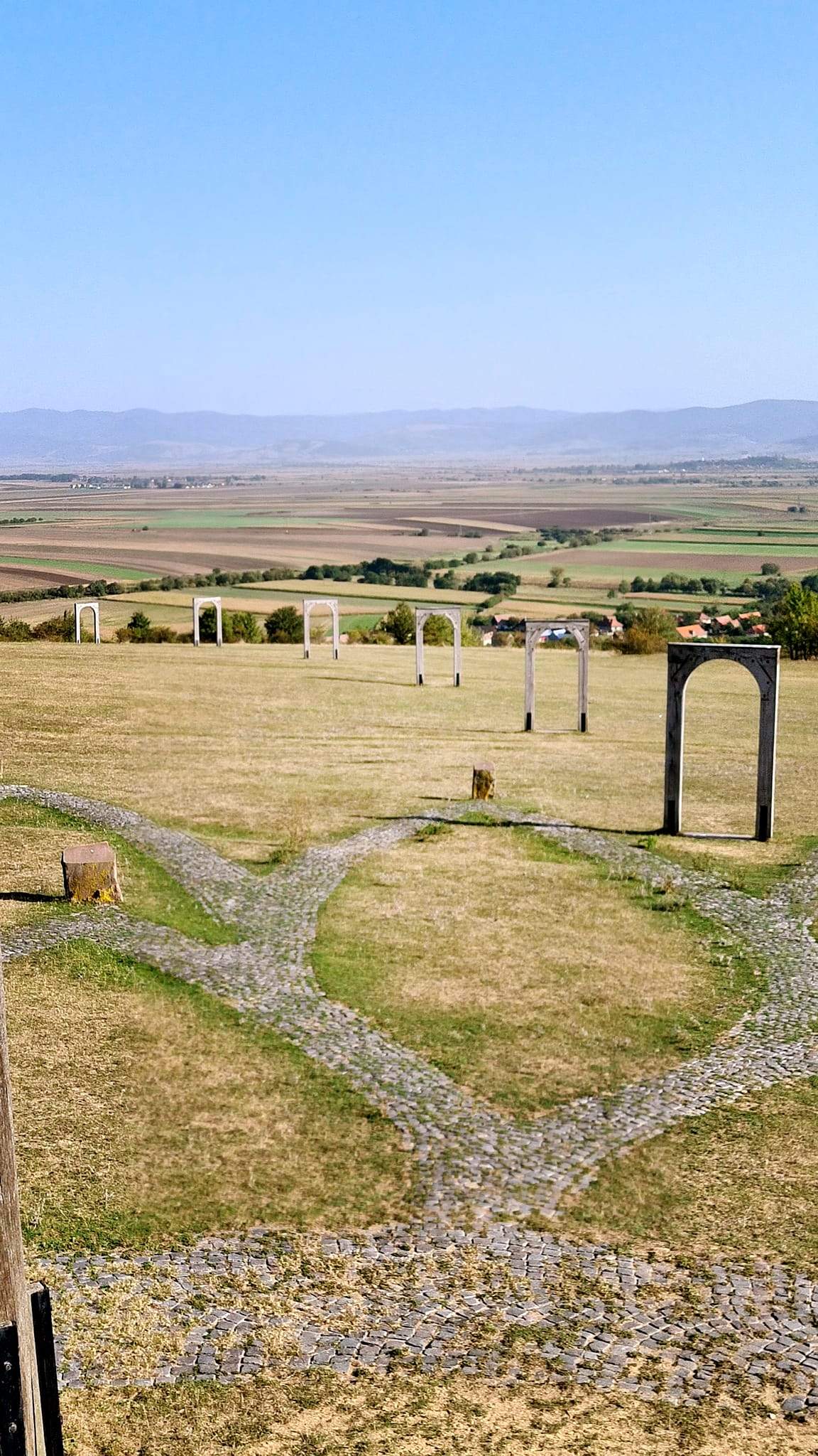 Locul din România unde găsești „Pivnițele Uriașe”. Este unic în țara noastră! Zona este foarte liniștită și are un peisaj spectaculos / FOTO