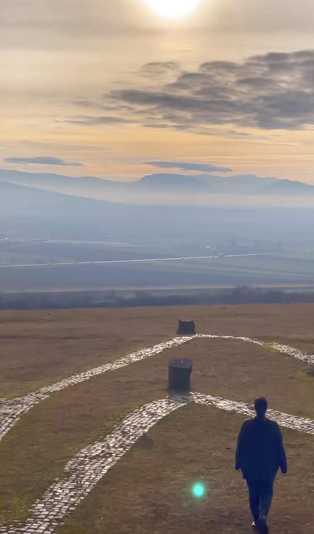 Locul din România unde găsești „Pivnițele Uriașe”. Este unic în țara noastră! Zona este foarte liniștită și are un peisaj spectaculos / FOTO