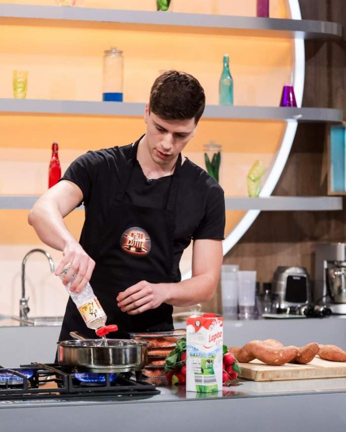 Cum și-a descoperit Fabian Soare de la Chefi la cuțite pasiunea pentru gătit. Tânărul este regizor de film și face parte din echipa lui Cătălin Scărlătescu: „La 13 ani...”