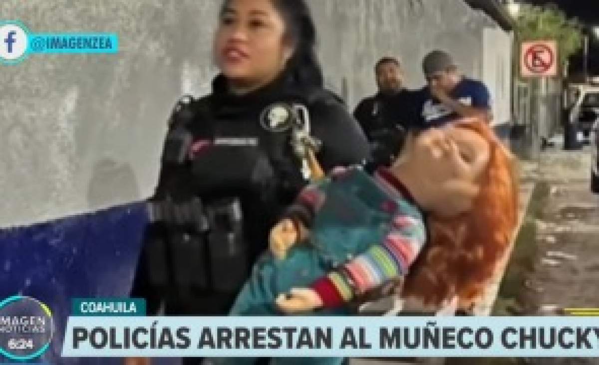 O păpușă Chucky înarmată cu un cuțit, arestată pentru că îi speria oamenii pe străzi pentru bani. S-a întâmplat în Monclova, un oraș din statul mexican Coahuila