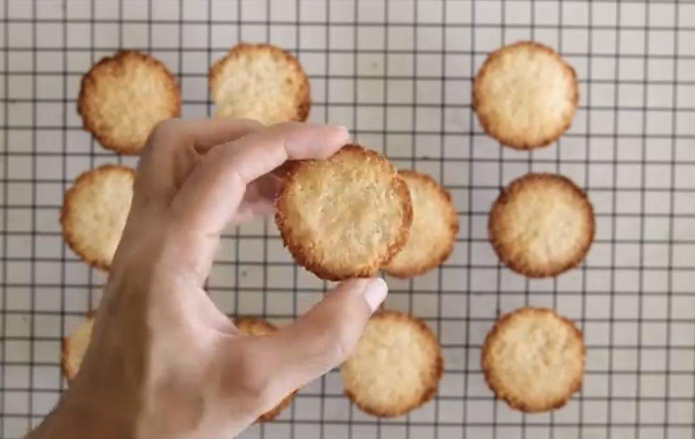 Fotografie cu biscuiți în tavă