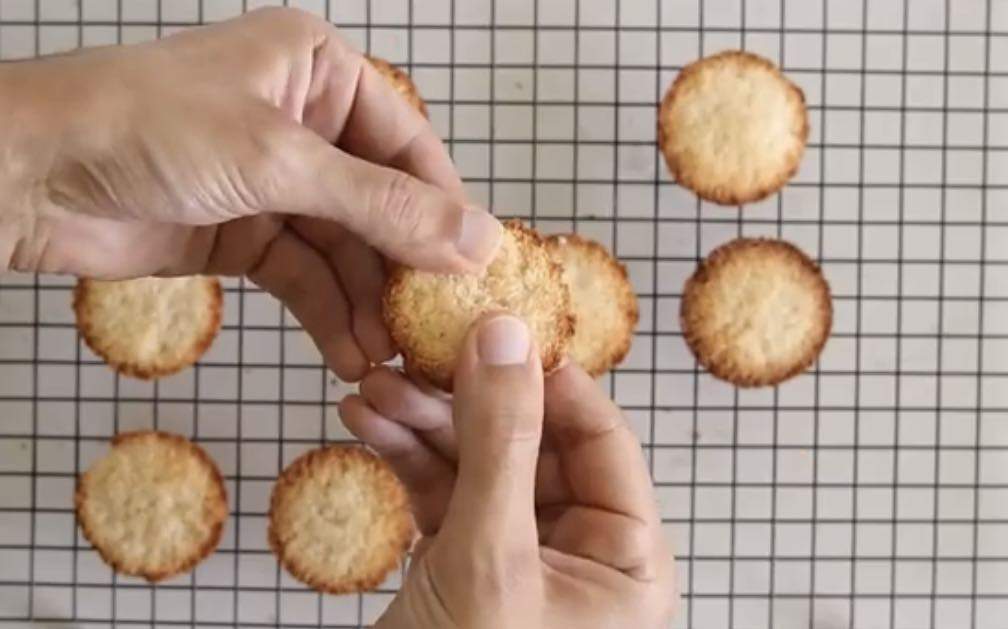 Fotografie cu biscuiți în tavă