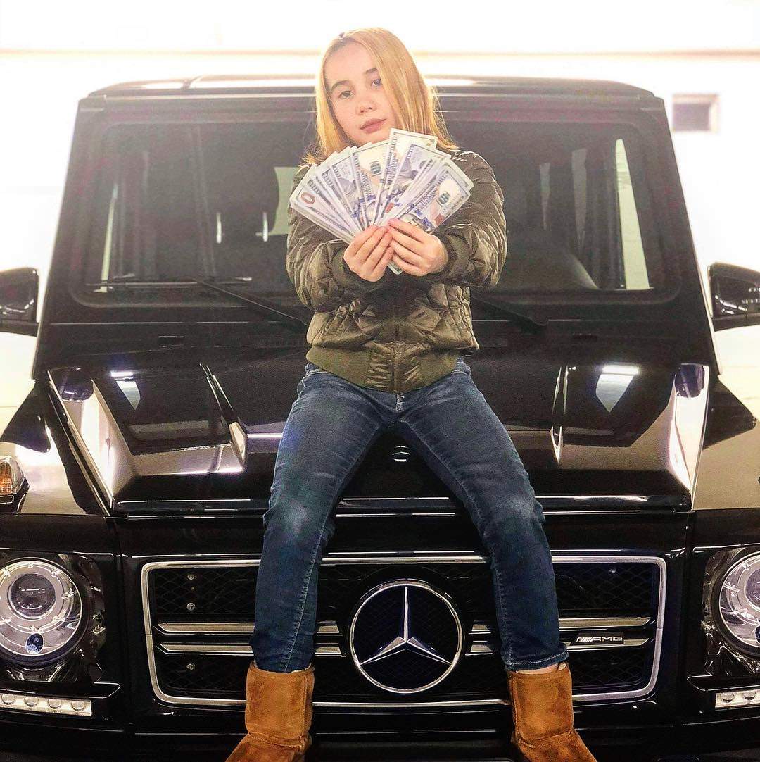 Influencerița de 14 ani susține că tatăl ei a declarat-o moartă! După valul de condoleanțe, s-a dovedit a fi în viață