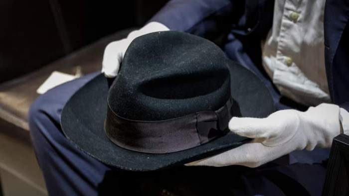 Pălăria lui Michael Jackson pe care a purtat-o  la cea de a 25-a aniversirare a casei de discuri Motown