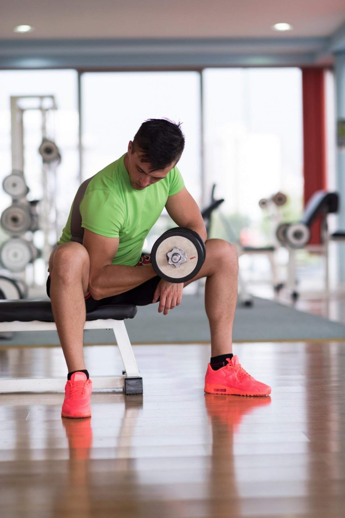 Fotografie cu un bărbat care face exerciții la sala de fitness