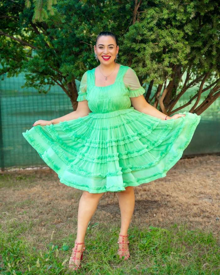 Oana Roman cu o rochie verde.