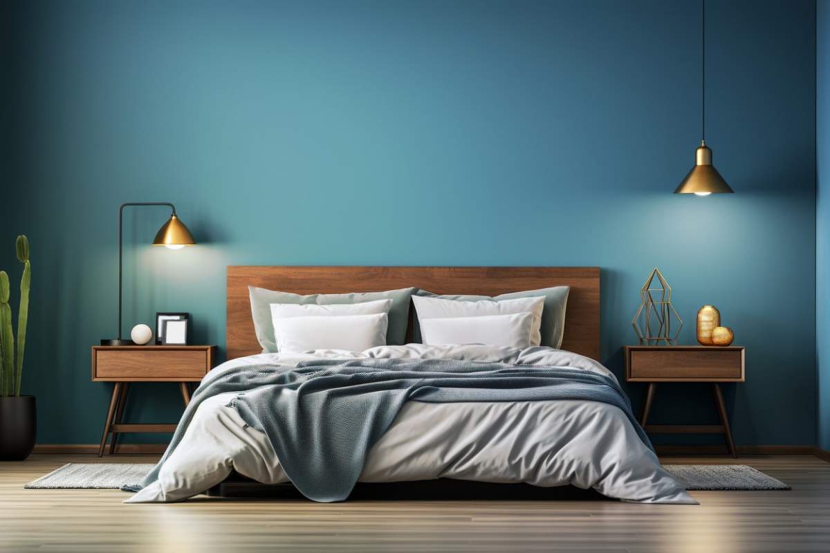 Dormitor modern cu pat, pernă și pătură, plantă și podea din lemn, stil de viață minim, perete gol
