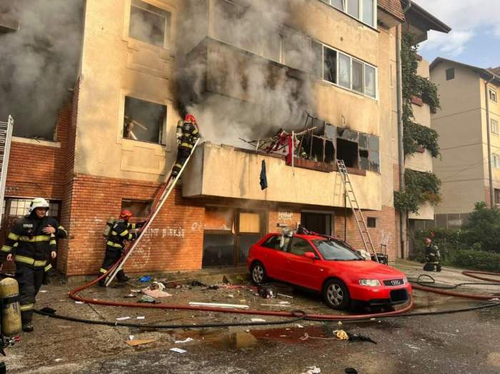 Imagini emoționante! Cei doi soți, Mariana și Marius, care au murit  în urma exploziei de la blocul din cartierul Valea Aurie din Sibiu, au fost conduși pe ultimul drum de zeci de TIR-uri / VIDEO