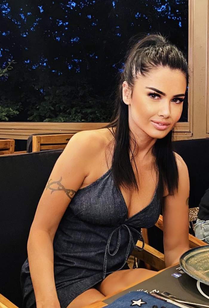 Oana Zăvoranu la o masă