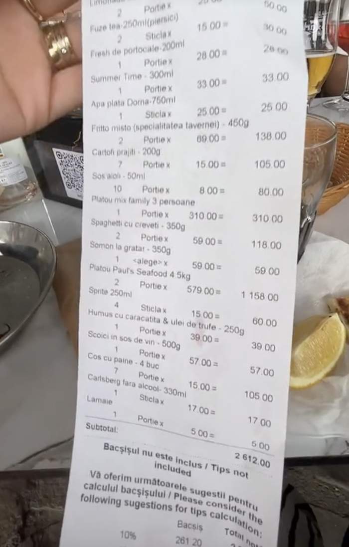 Suma uriașă plătită de un grup de tineri pentru un prânz de lux în celebrul restaurant al lui „Pescobar”. Pentru o sticlă de apă clienții au scos din buzunar 25 de lei / FOTO