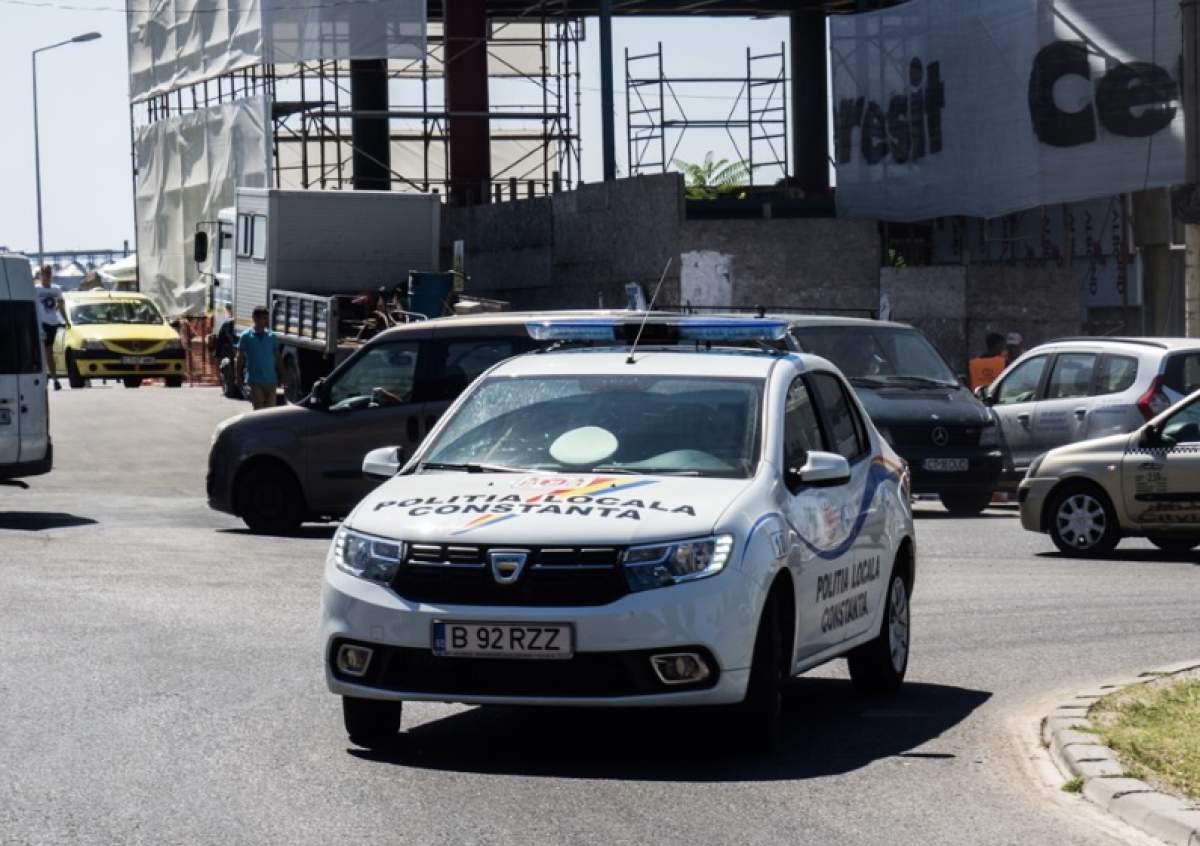 Mașină de poliție la Constanta O tânără a fost înjunghiată de soţ în parcarea unui mall din Constanţa. În urma gestului el a fugit de la fata locului