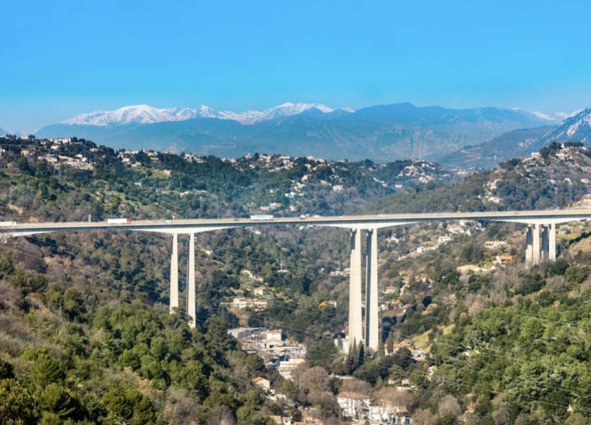 Viaduct Franța Un fotbalist celebru a vrut să se arunce de pe un viaduct! Sportivul a ameninţat timp de câteva ore că va sări în gol
