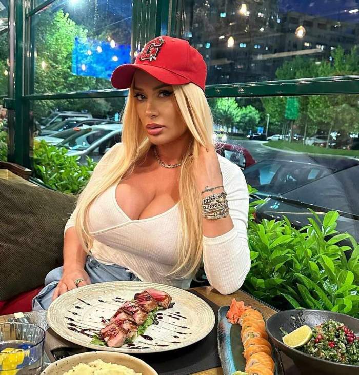Simona Trașcă la restaurant și o farfurie cu mâncare pe masă