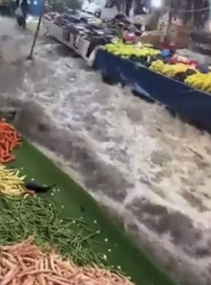 Orașul Istanbul, afectat de inundațiile în urma cărora zeci de oameni au rămas blocați la locul de muncă! Care este situația la această oră / FOTO