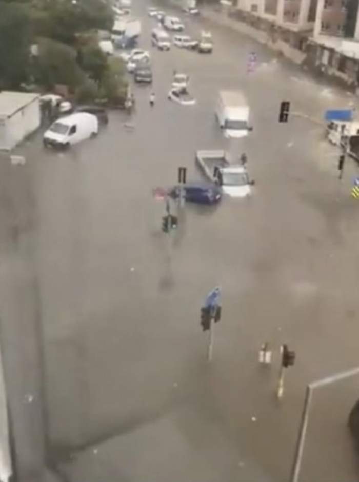 Orașul Istanbul, afectat de inundațiile în urma cărora zeci de oameni au rămas blocați la locul de muncă! Care este situația la această oră / FOTO