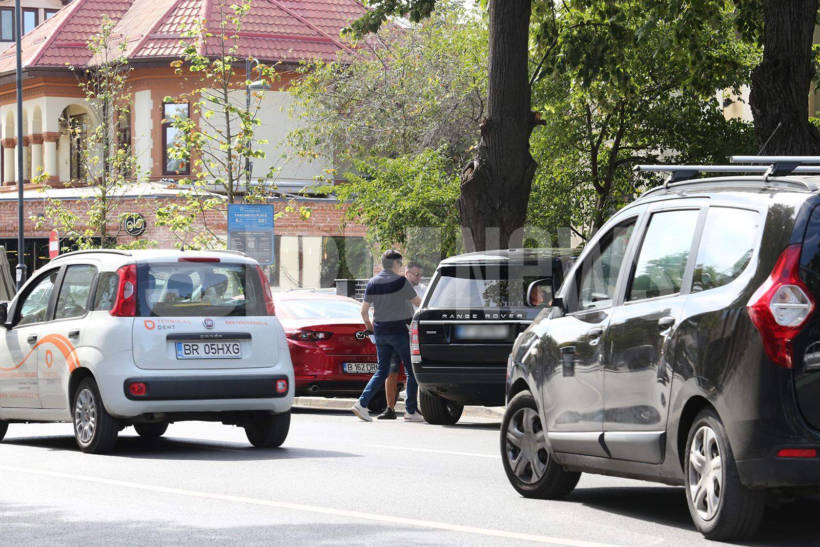 Victor Pițurcă știe că orice se plătește! Cum a fost suprins fostul selecționer la bancă / PAPARAZZI