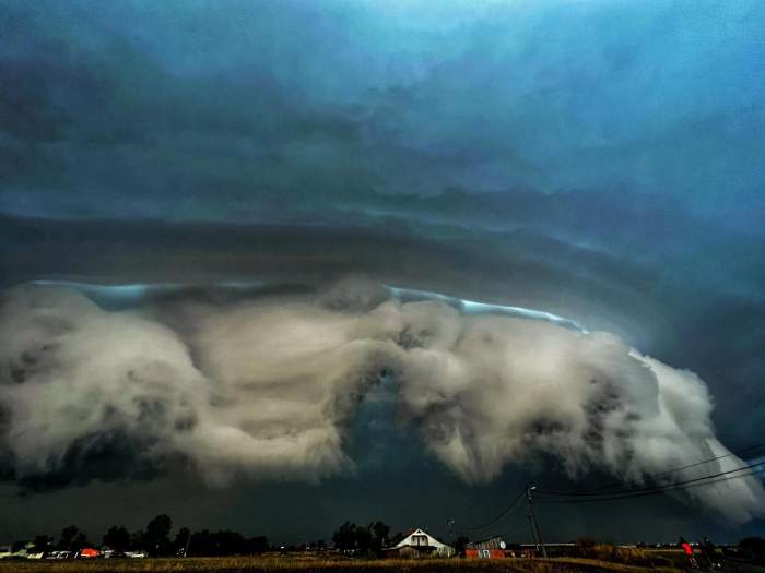 Fenomen rar pe cerul din Arad. Norii shelf-cloud au anunțat o furtună violentă în vestul țării / FOTO