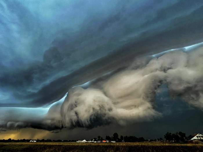 Fenomen rar pe cerul din Arad. Norii shelf-cloud au anunțat o furtună violentă în vestul țării / FOTO