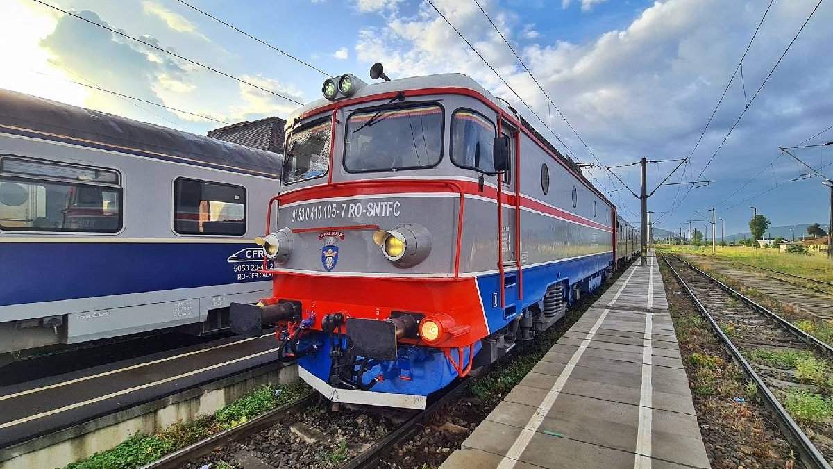 Tren CFR Călători CFR Călători acordă legitimații reduse cu 90% pentru studenţi. Legea urmează sa fie aplicată începând cu data de 5 septembrie 2023